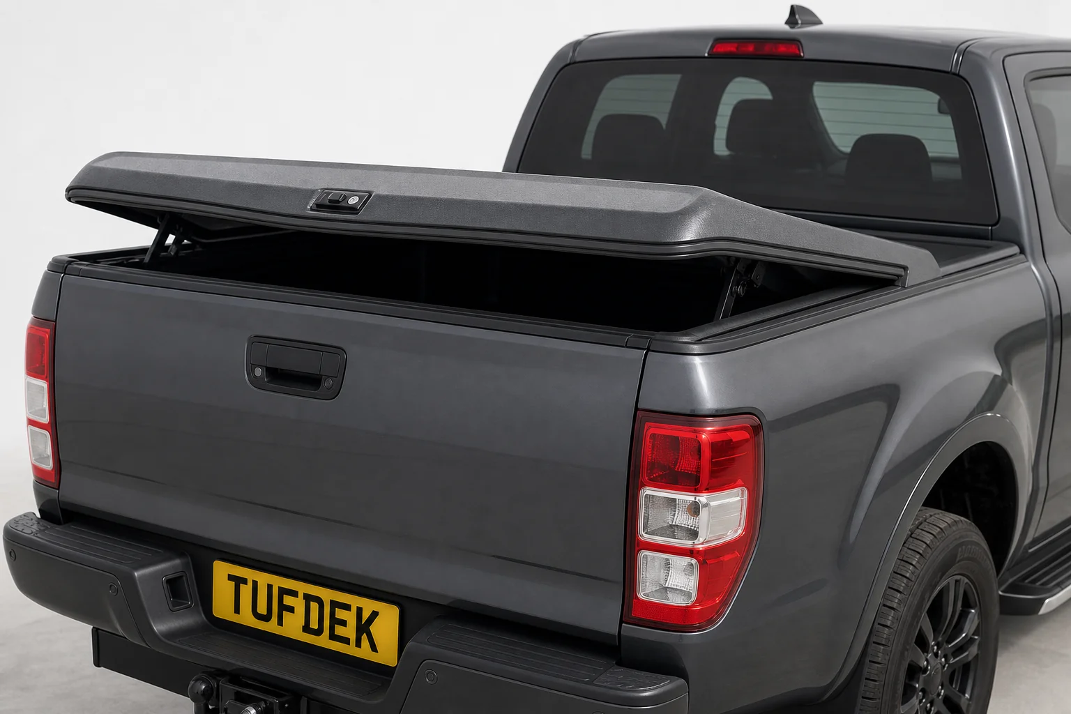 Hinged hard lid for Isuzu D-Max